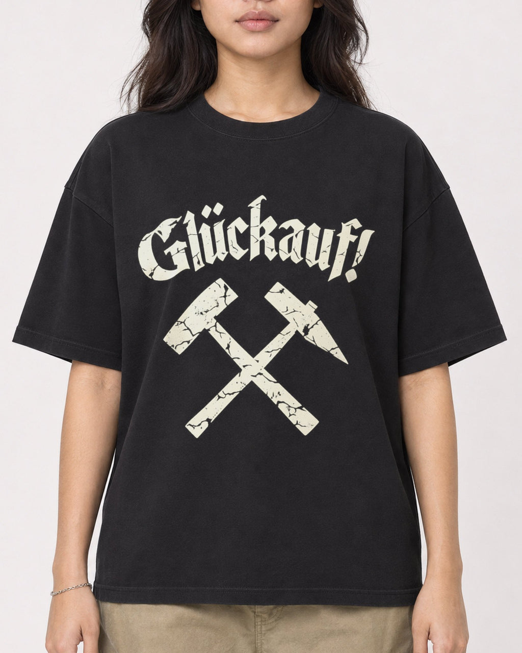 Mockup Boxy Heavyweight Tee Black female close-up 02