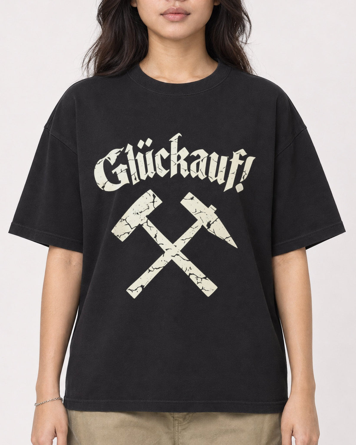 Mockup Boxy Heavyweight Tee Black female close-up 02