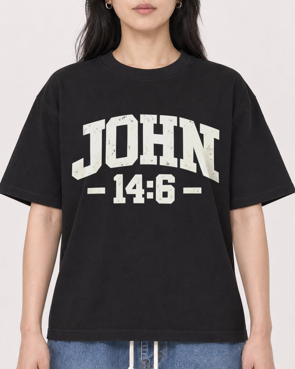 Mockup Boxy Heavyweight Tee Black female close-up 13