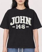 Mockup Boxy Heavyweight Tee Black female close-up 13