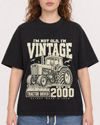 Mockup Boxy Heavyweight Tee Black female close-up 09