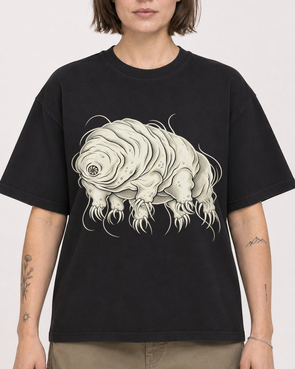 Mockup Boxy Heavyweight Tee Black female close-up 18