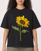 Mockup Boxy Heavyweight Tee Black female close-up 10