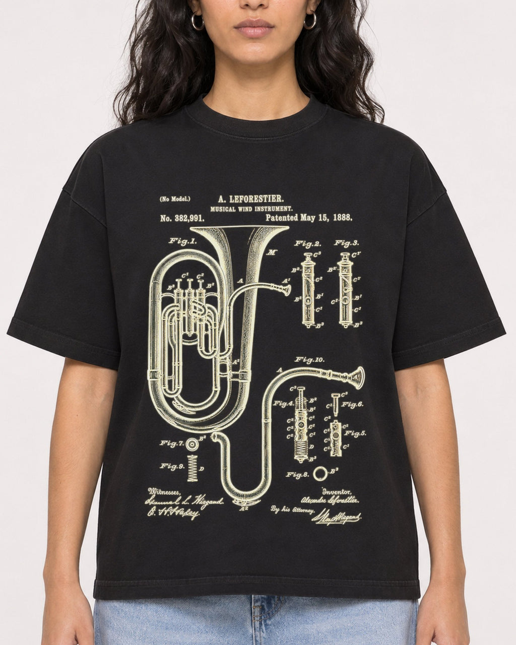 Mockup Boxy Heavyweight Tee Black female close-up 07