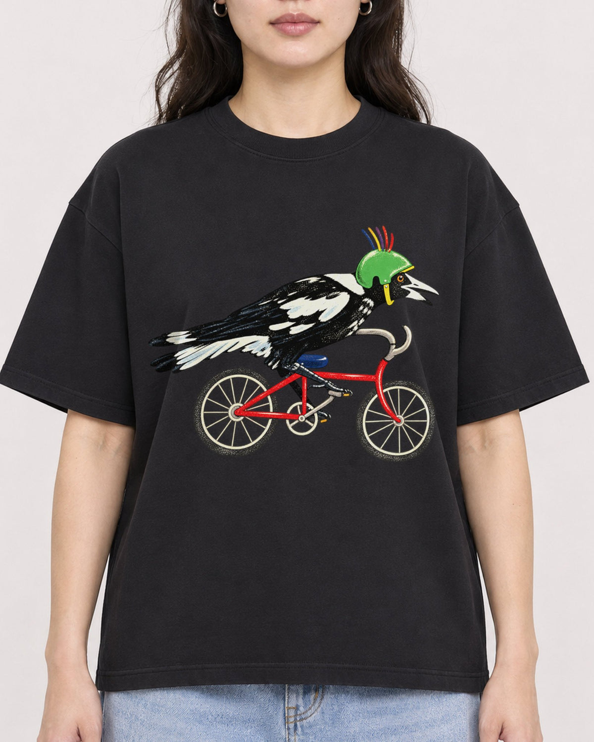 Mockup Boxy Heavyweight Tee Black female close-up 03