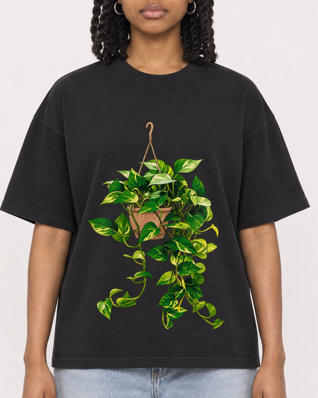 Mockup Boxy Heavyweight Tee Black female close-up 15