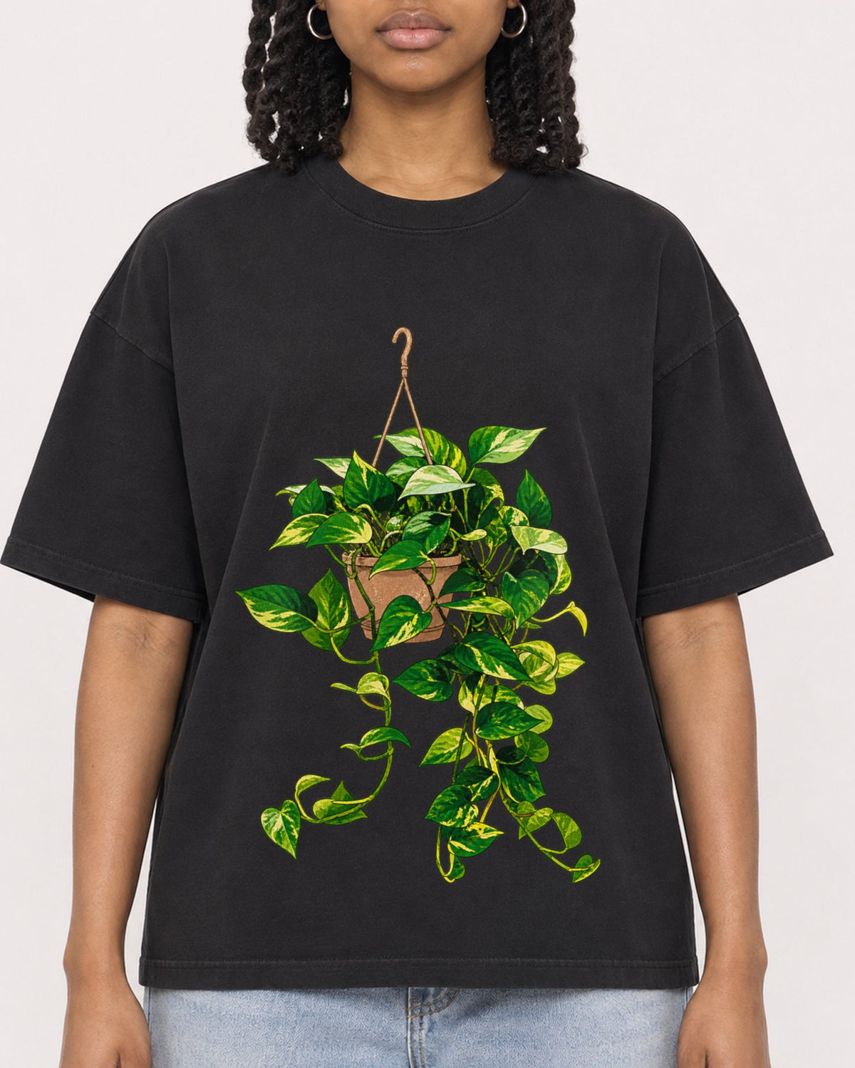 Mockup Boxy Heavyweight Tee Black female close-up 15