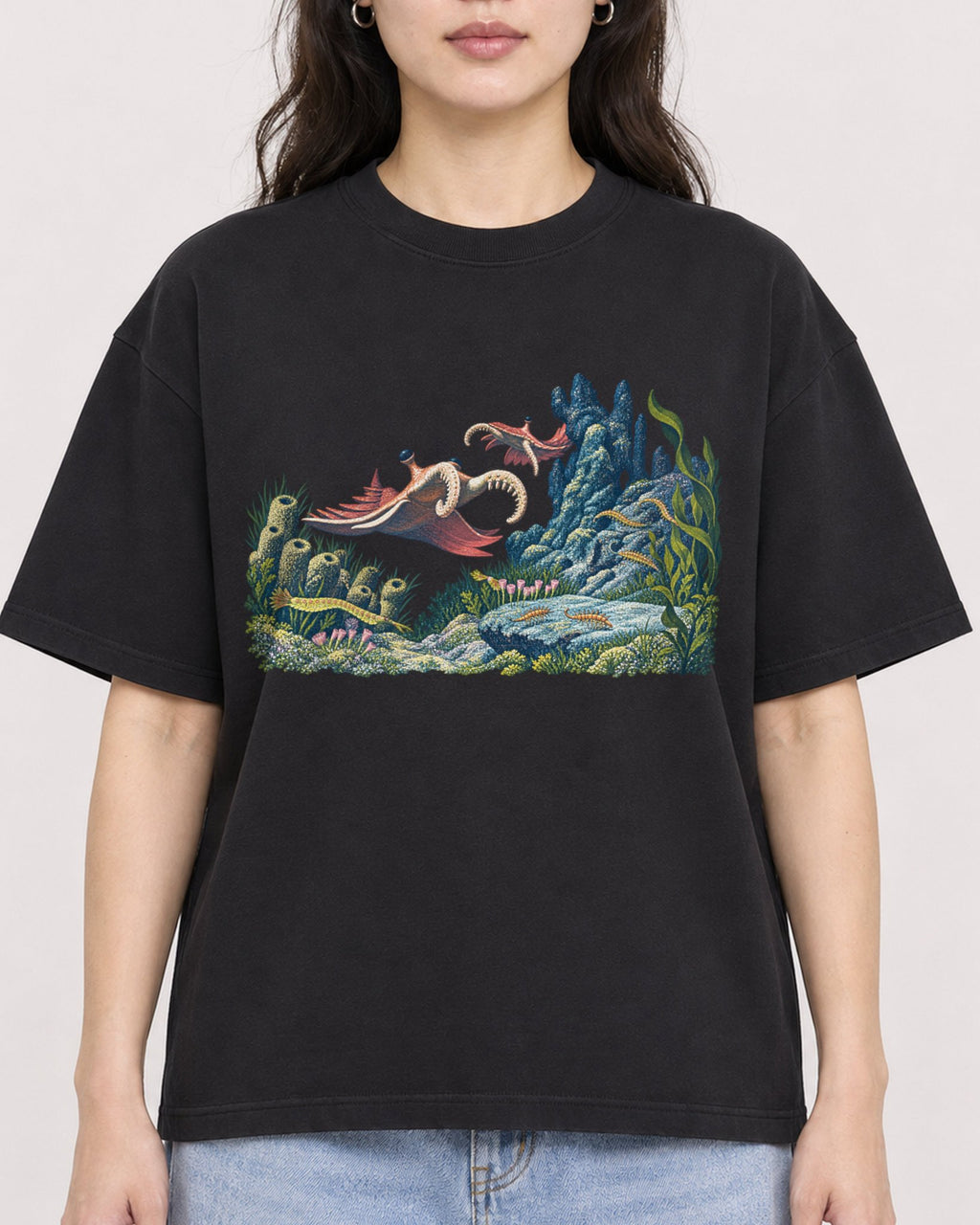 Mockup Boxy Heavyweight Tee Black female close-up 03