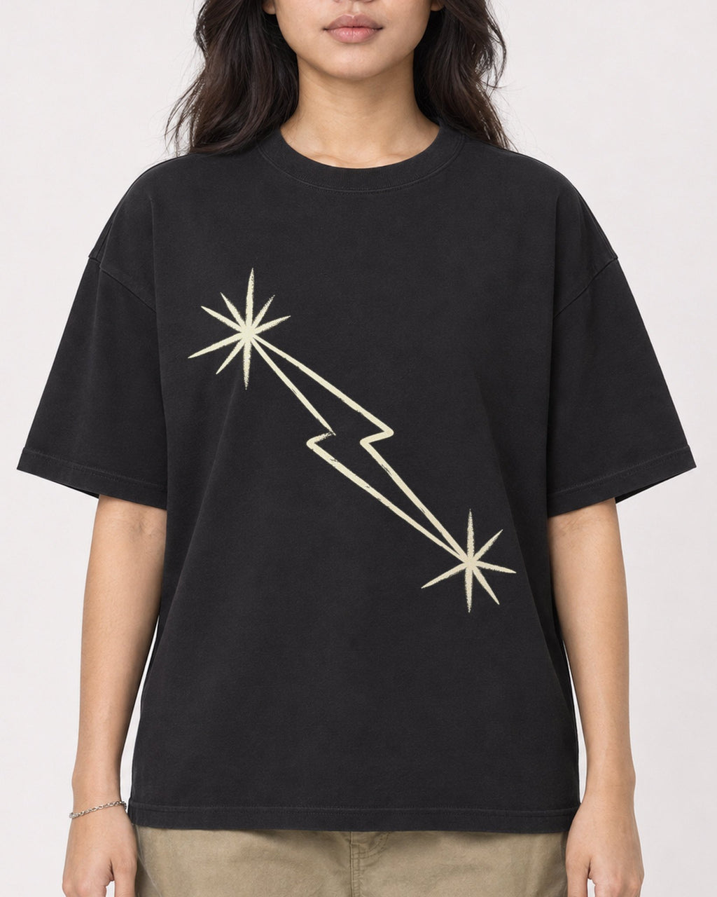 Mockup Boxy Heavyweight Tee Black female close-up 02