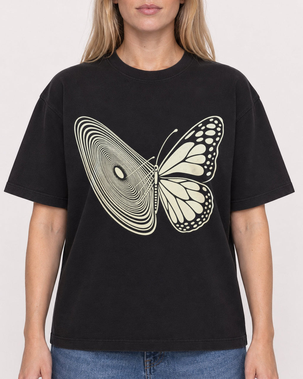 Mockup Boxy Heavyweight Tee Black female close-up 08