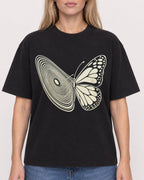 Mockup Boxy Heavyweight Tee Black female close-up 08