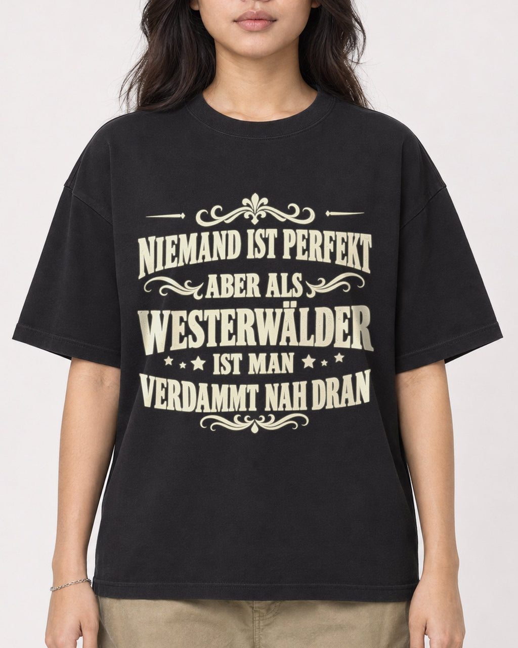 Mockup Boxy Heavyweight Tee Black female close-up 02