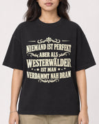 Mockup Boxy Heavyweight Tee Black female close-up 02