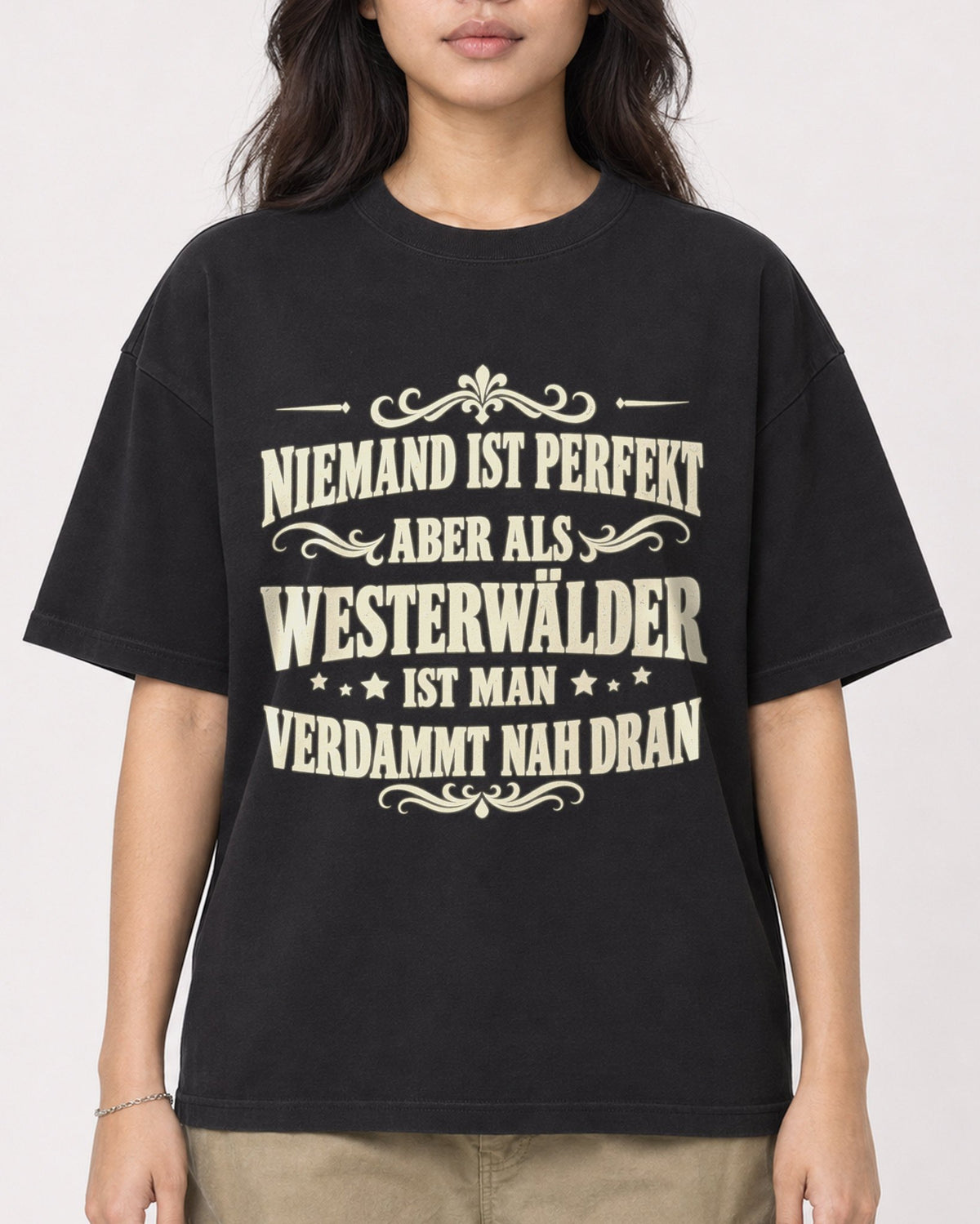 Mockup Boxy Heavyweight Tee Black female close-up 02