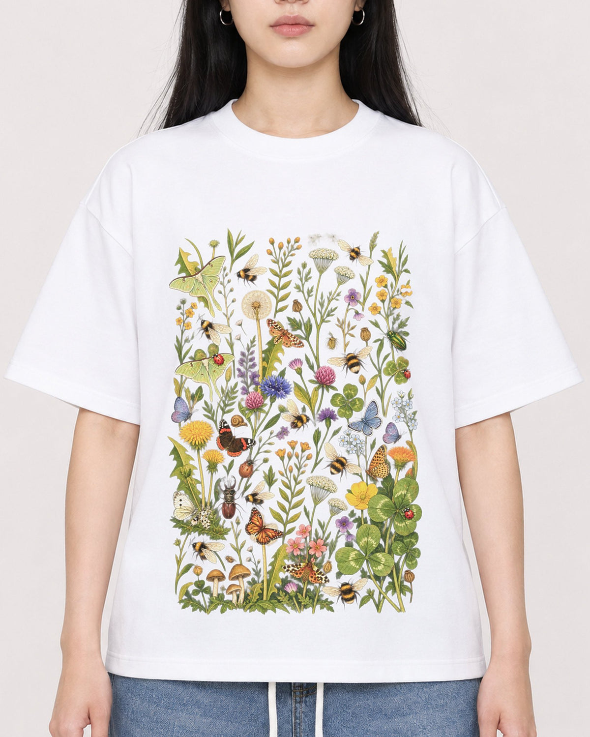 Mockup Boxy Heavyweight Tee White female close-up 01