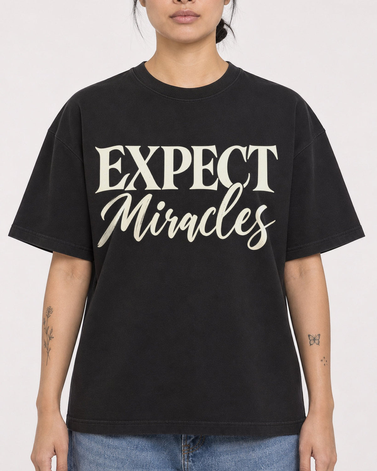 Mockup Boxy Heavyweight Tee Black female close-up 12