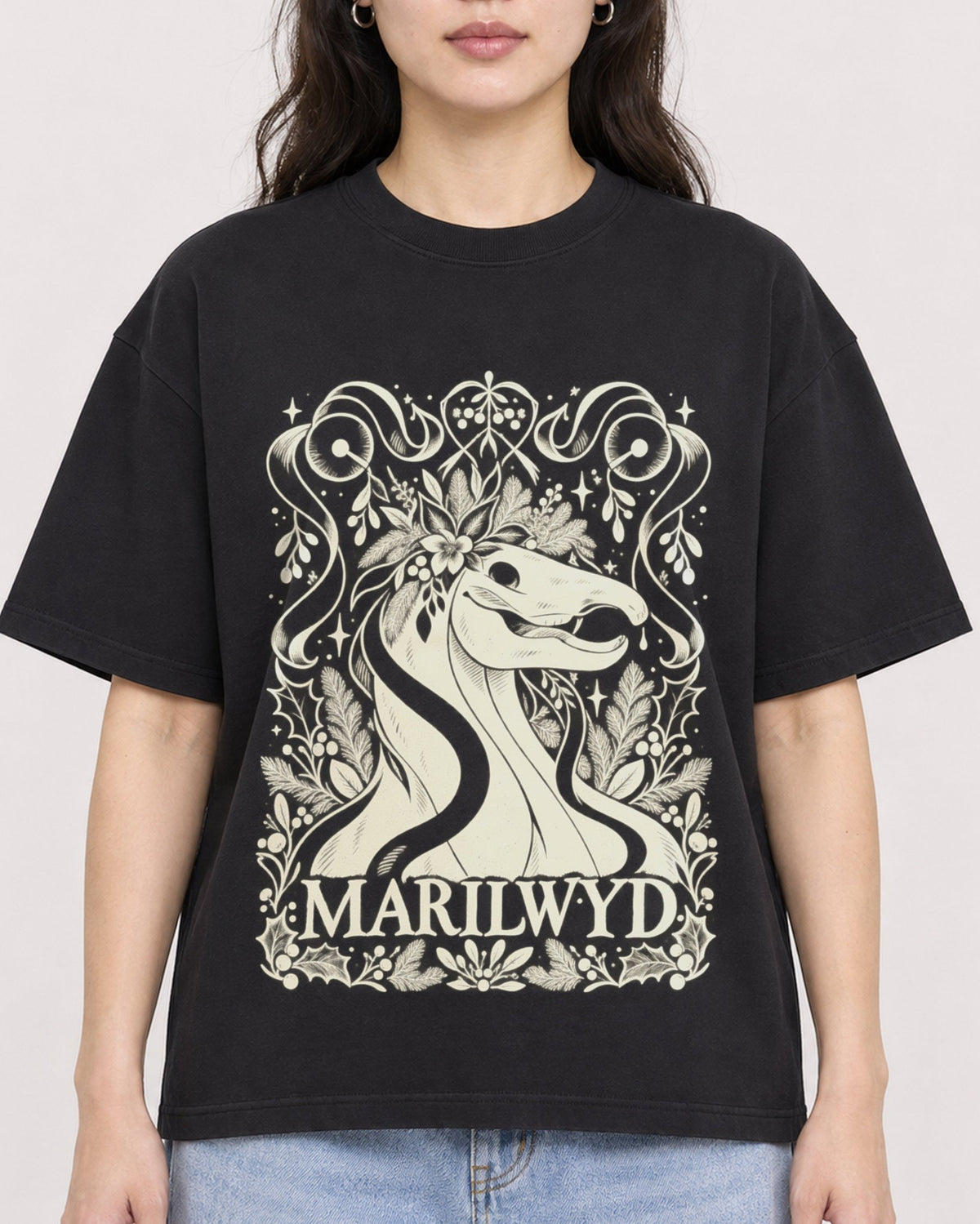 Mockup Boxy Heavyweight Tee Black female close-up 03