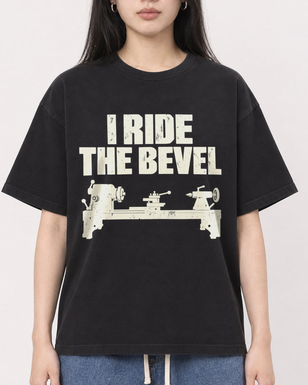 Mockup Boxy Heavyweight Tee Black female close-up 01