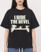 Mockup Boxy Heavyweight Tee Black female close-up 01