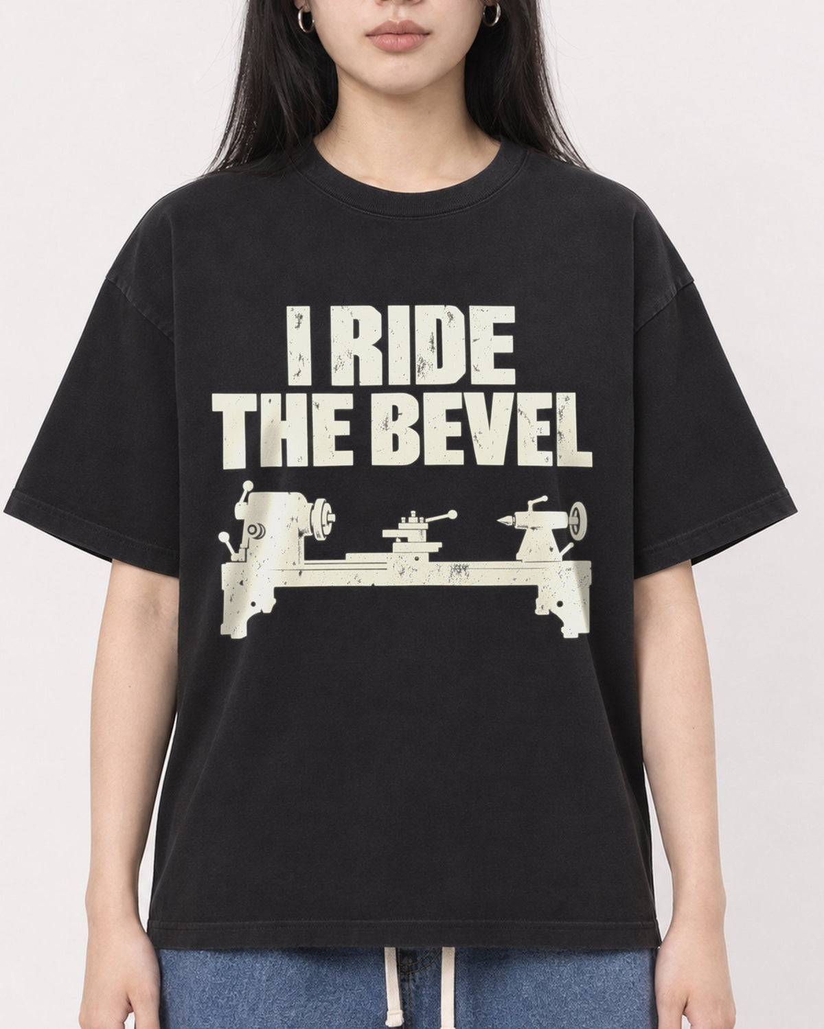 Mockup Boxy Heavyweight Tee Black female close-up 01
