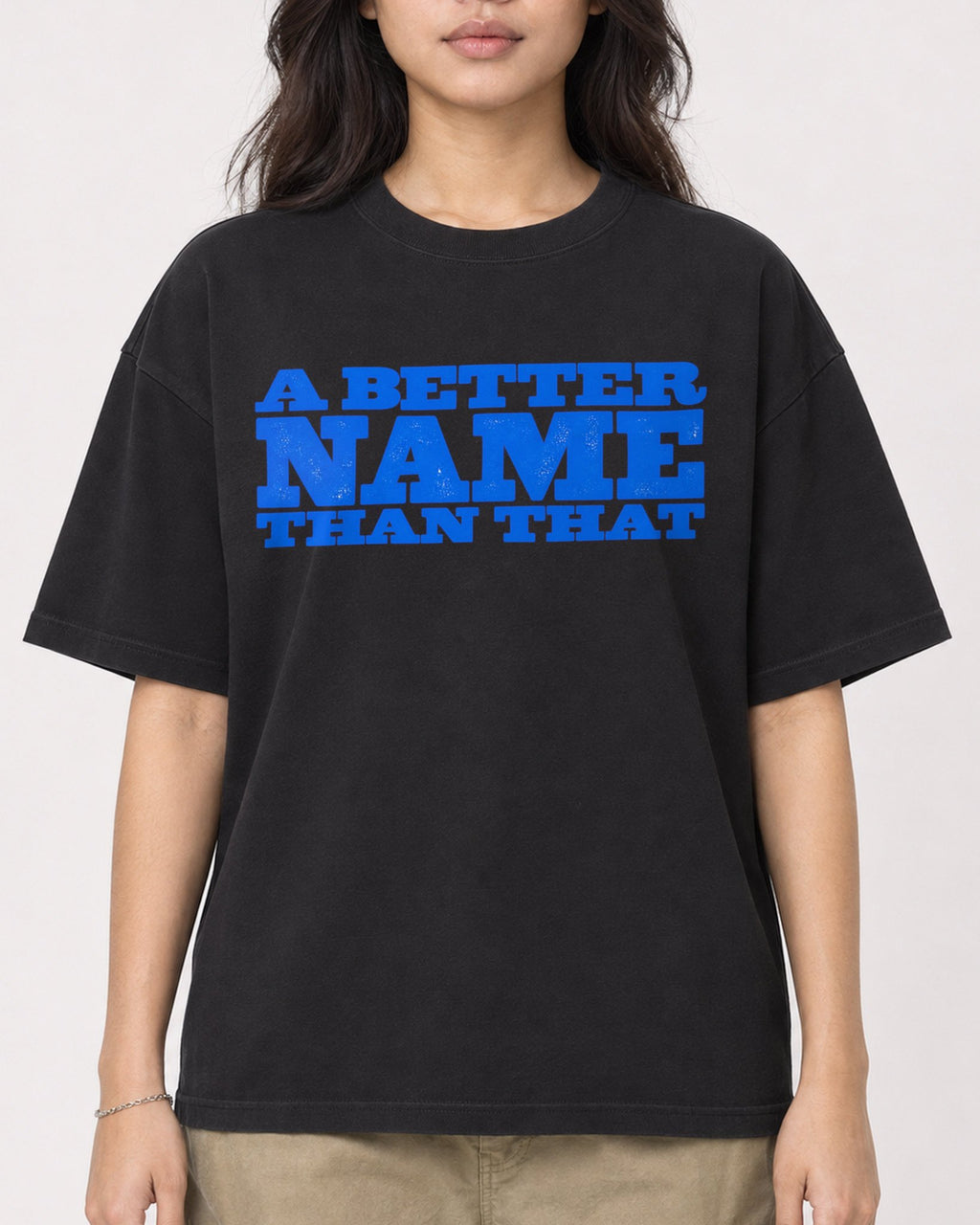 Mockup Boxy Heavyweight Tee Black female close-up 02