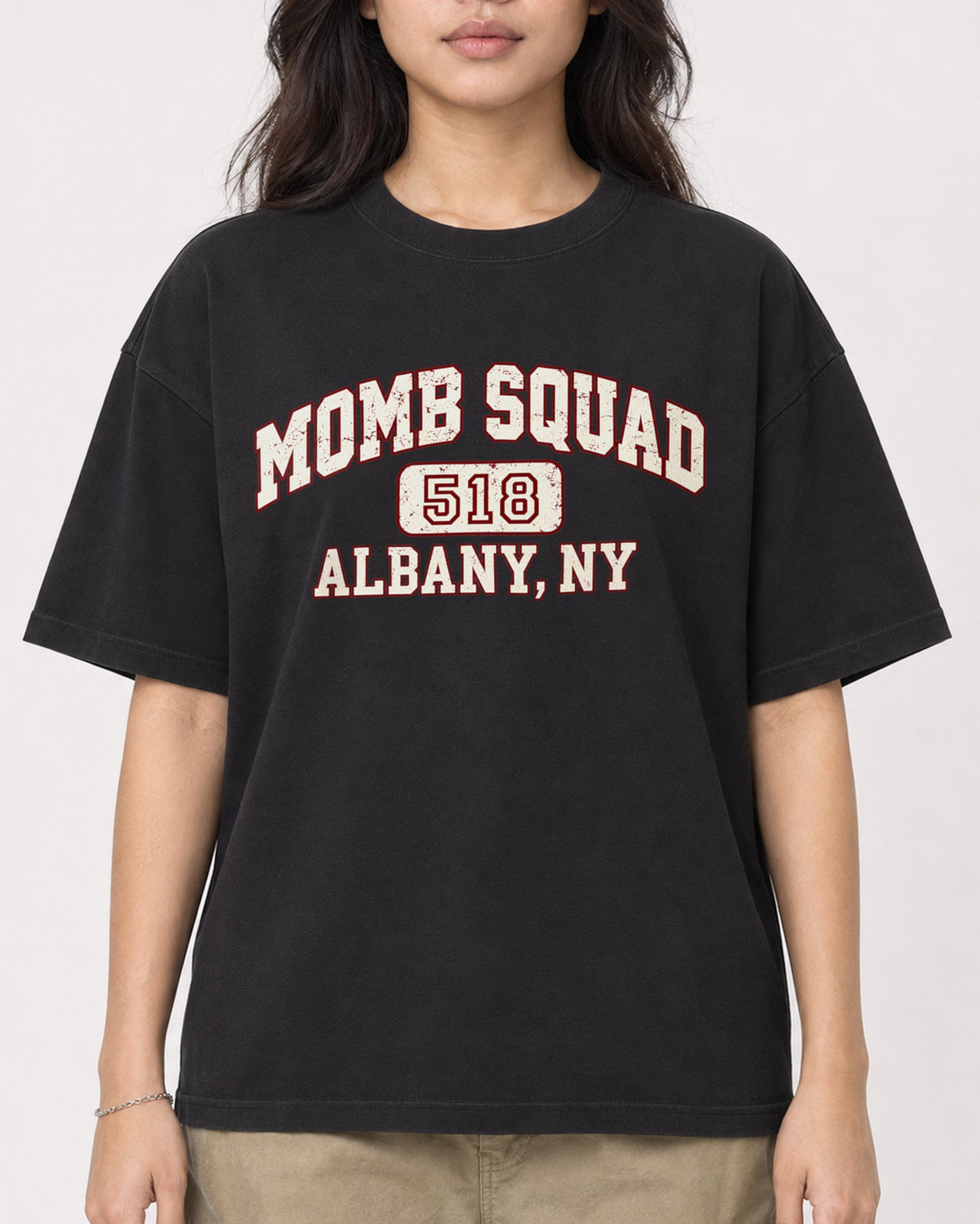 Mockup Boxy Heavyweight Tee Black female close-up 02