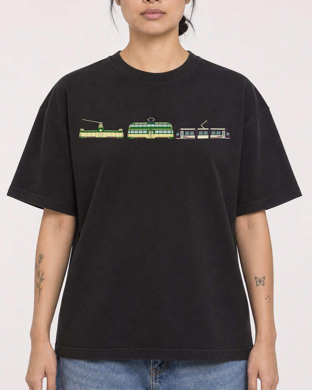Mockup Boxy Heavyweight Tee Black female close-up 12