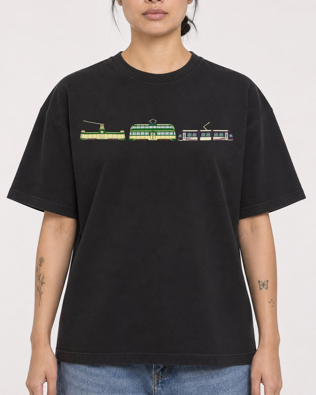 Mockup Boxy Heavyweight Tee Black female close-up 12