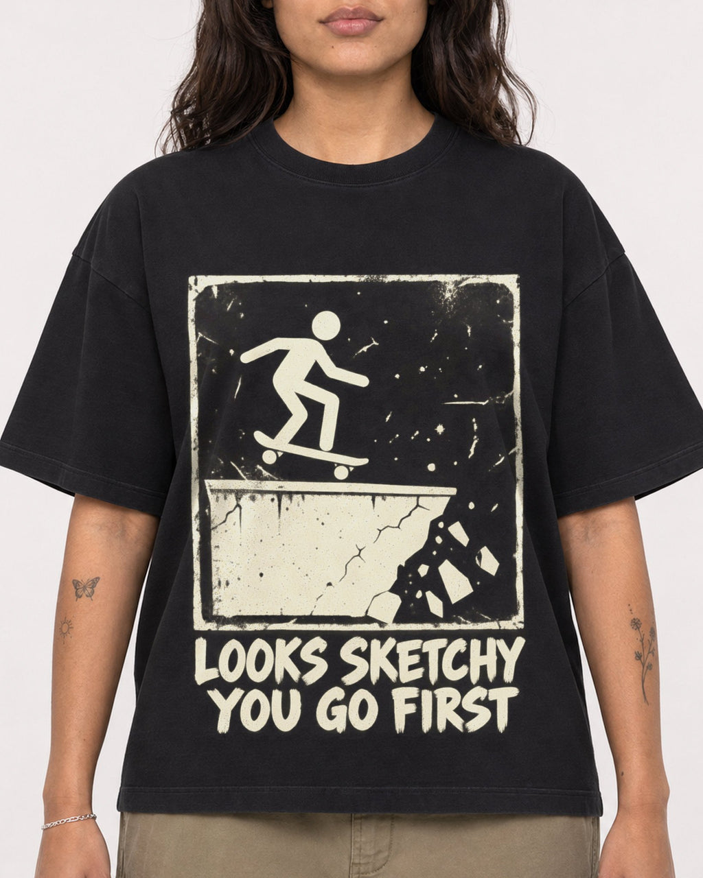 Mockup Boxy Heavyweight Tee Black female close-up 06