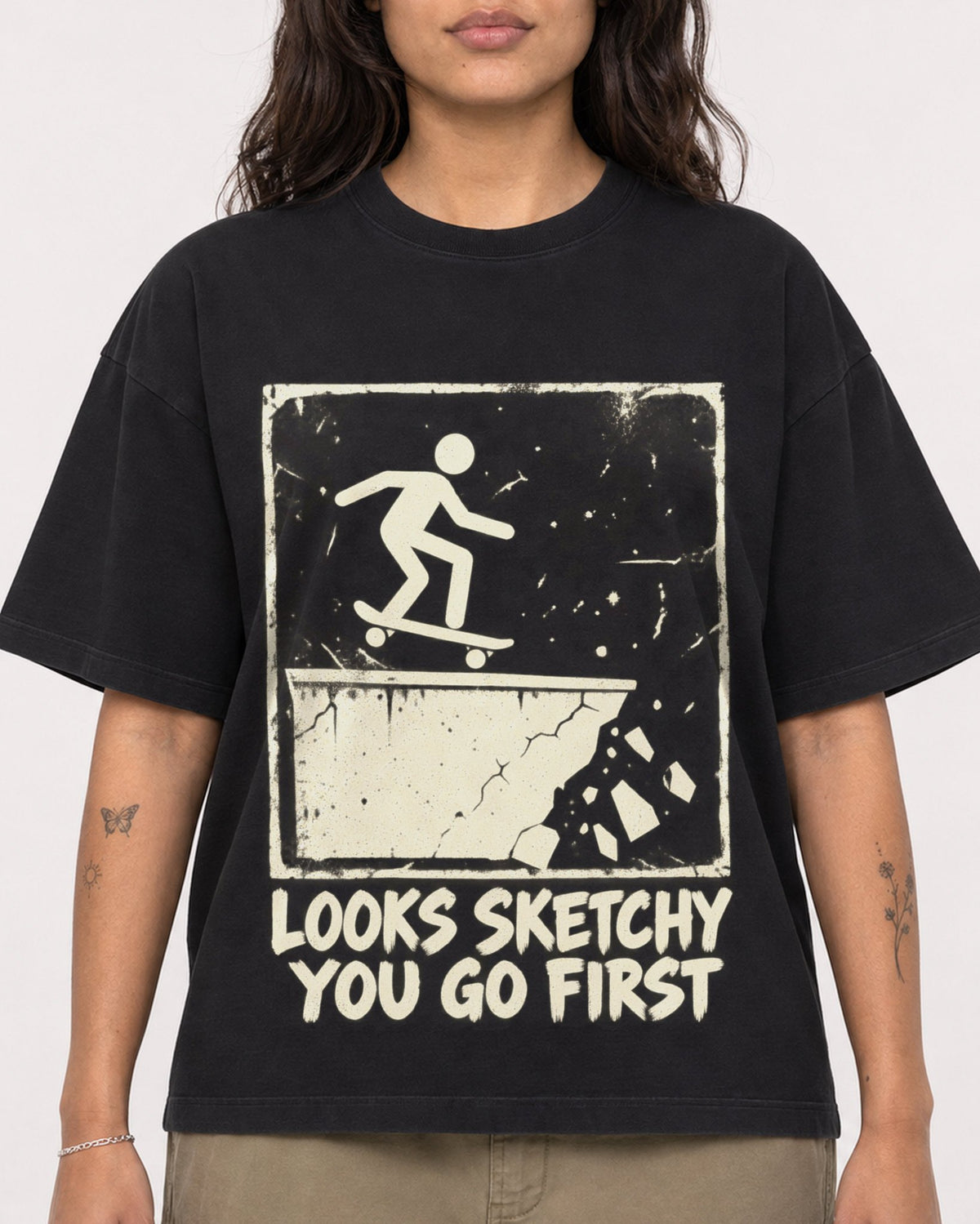 Mockup Boxy Heavyweight Tee Black female close-up 06