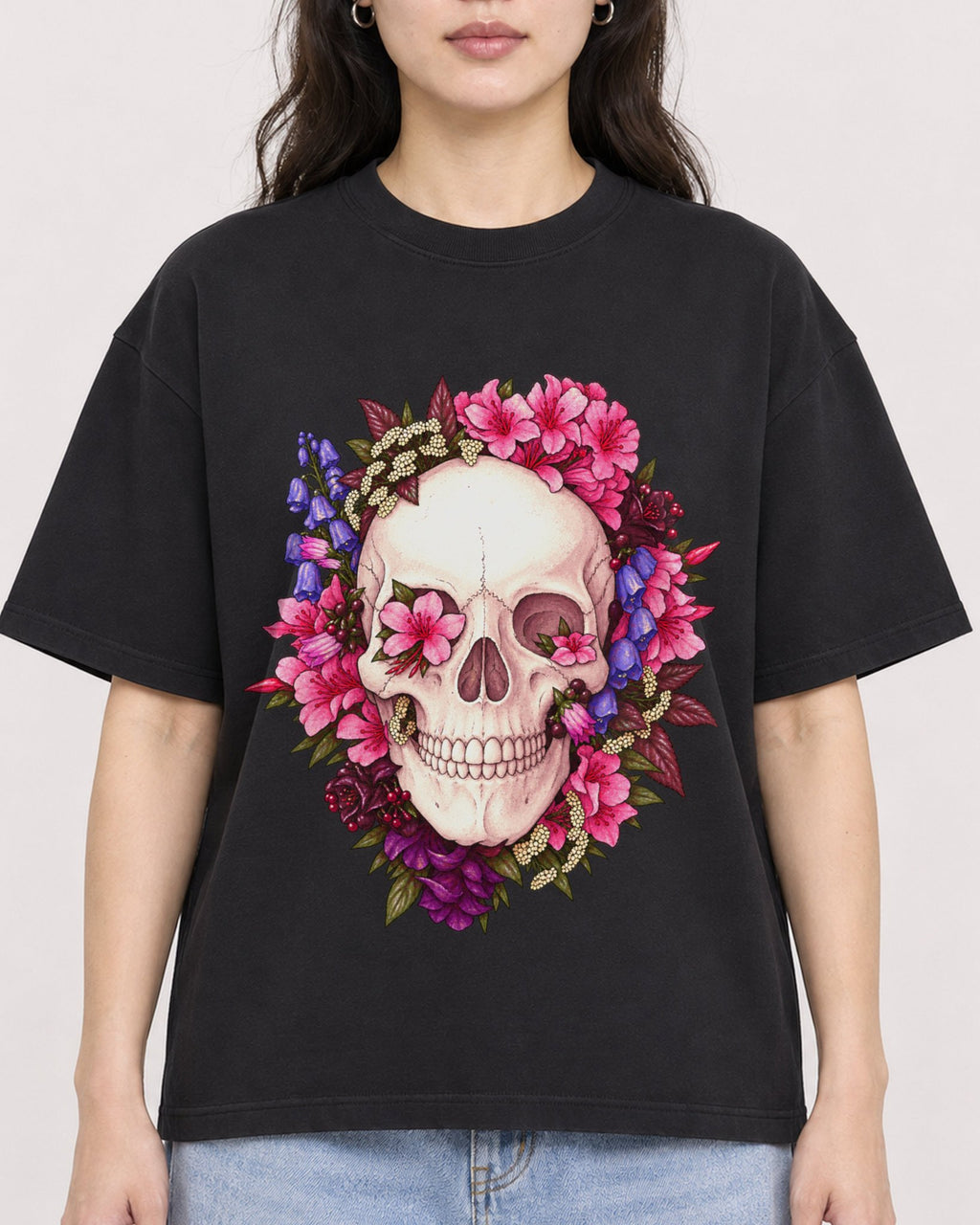 Mockup Boxy Heavyweight Tee Black female close-up 03