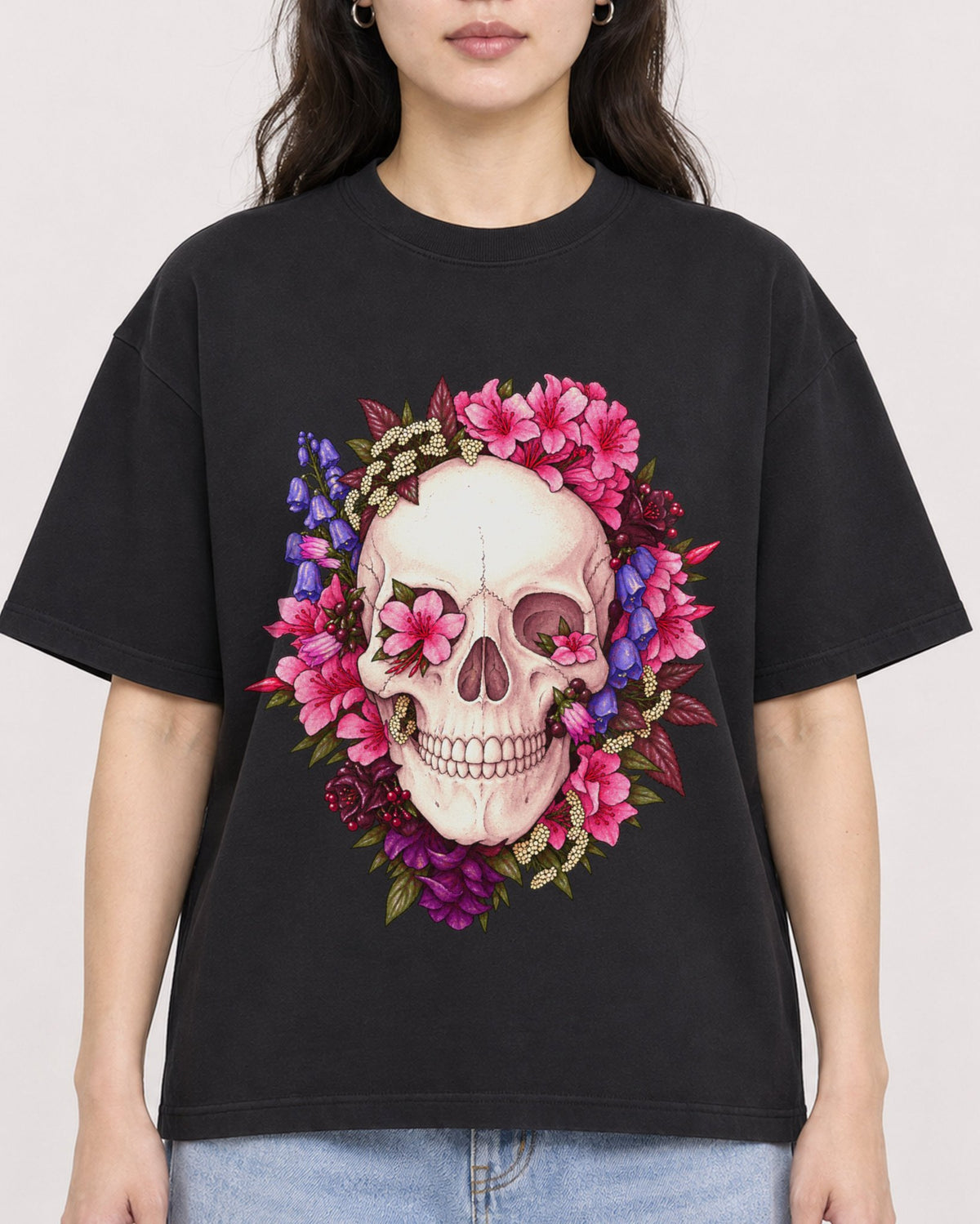 Mockup Boxy Heavyweight Tee Black female close-up 03