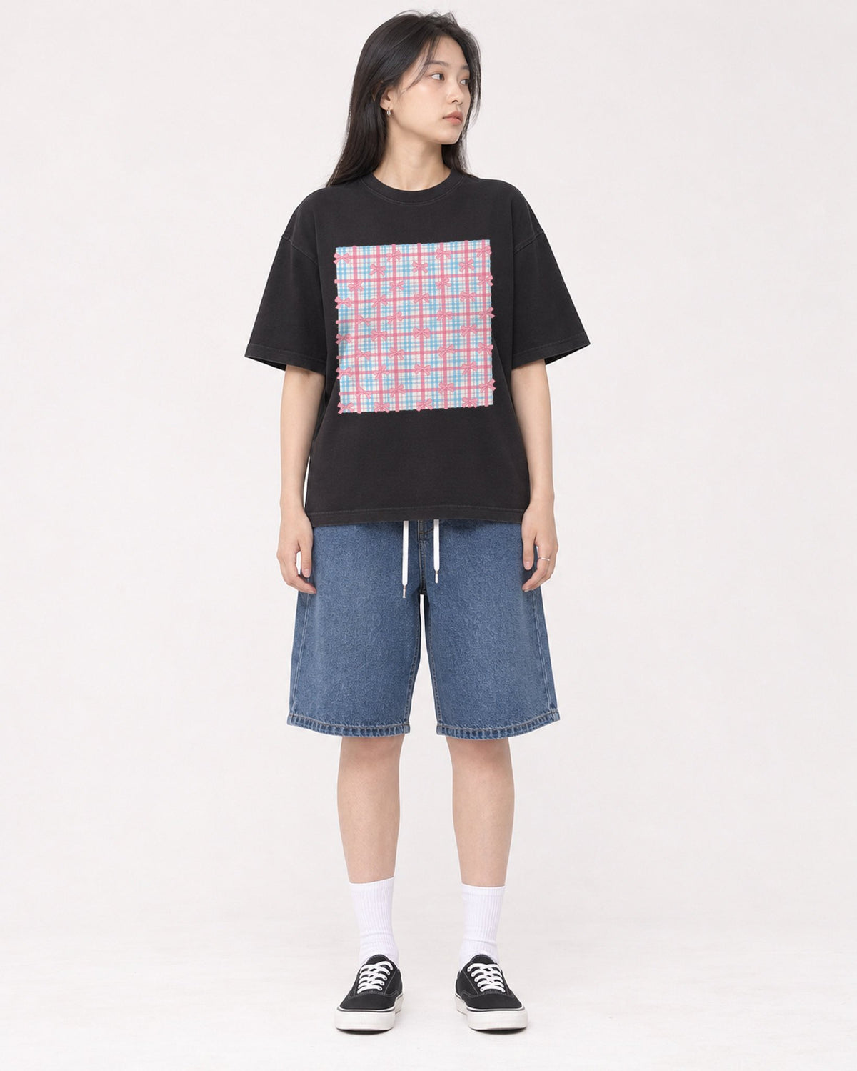 Mockup Boxy Heavyweight Tee Black female full-body 01