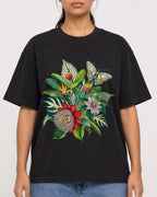 Mockup Boxy Heavyweight Tee Black female close-up 16