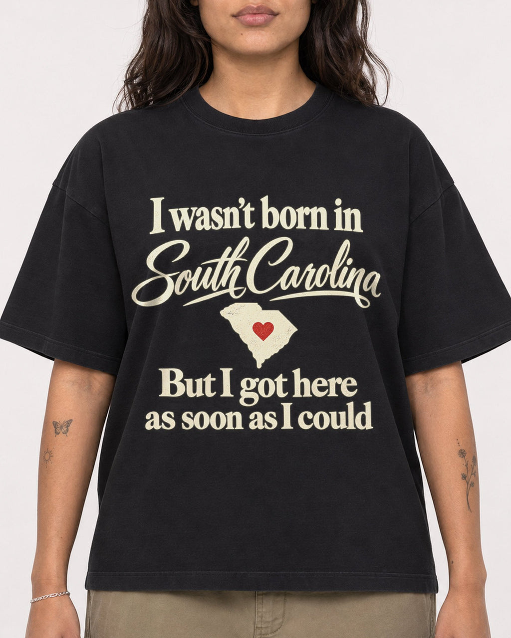 Mockup Boxy Heavyweight Tee Black female close-up 06