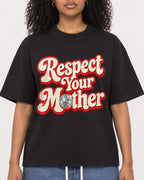 Mockup Boxy Heavyweight Tee Black female close-up 05