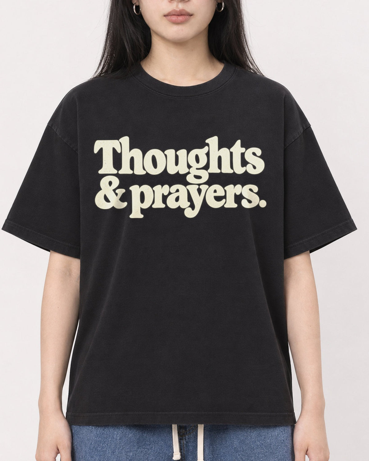 Mockup Boxy Heavyweight Tee Black female close-up 01