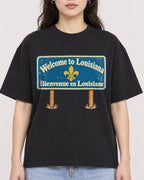 Mockup Boxy Heavyweight Tee Black female close-up 03