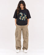 Mockup Boxy Heavyweight Tee Black female full-body 02