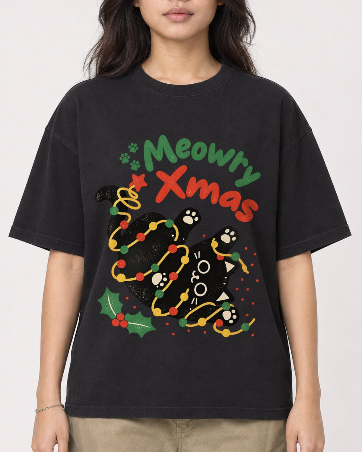 Mockup Boxy Heavyweight Tee Black female close-up 02