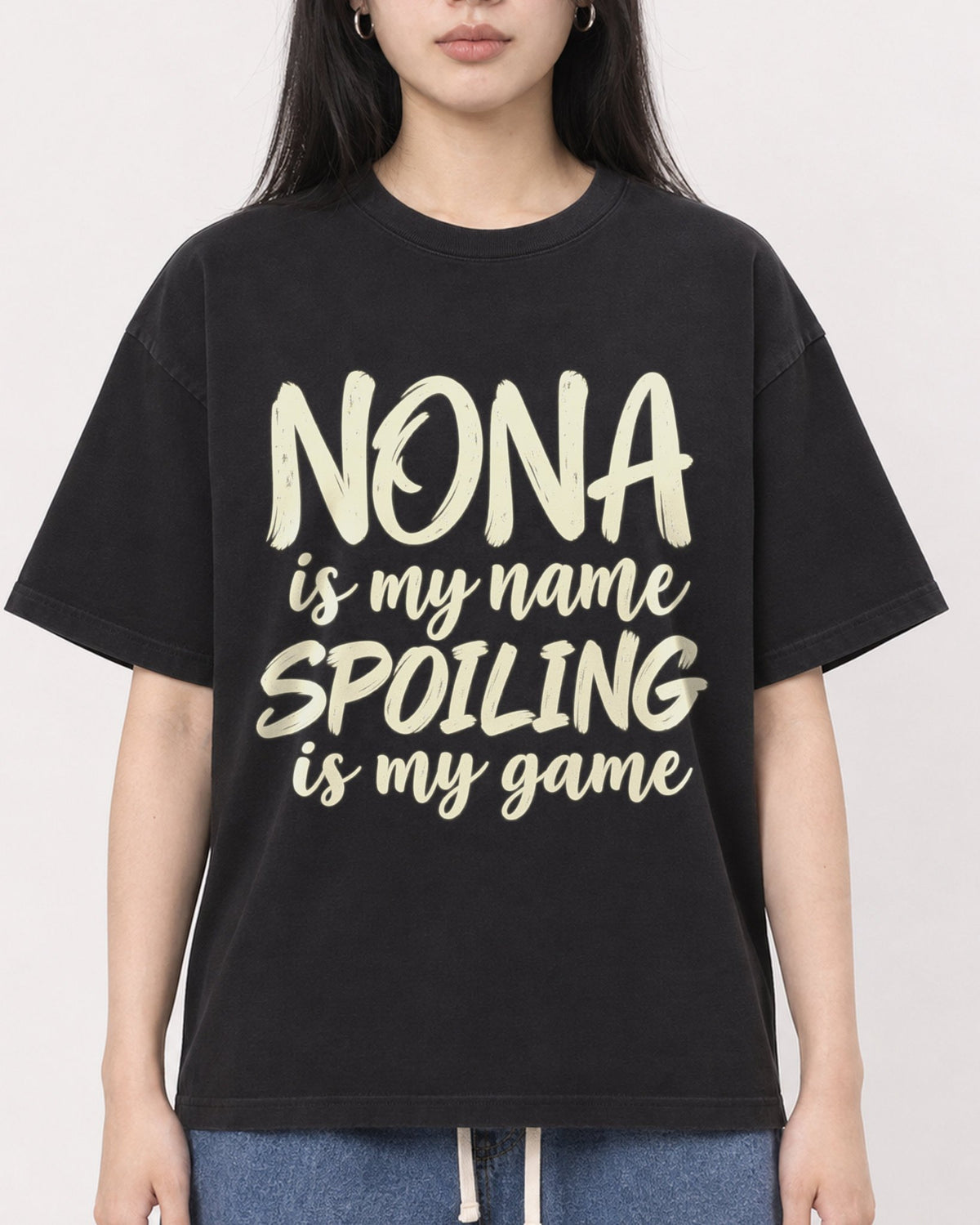 Mockup Boxy Heavyweight Tee Black female close-up 01