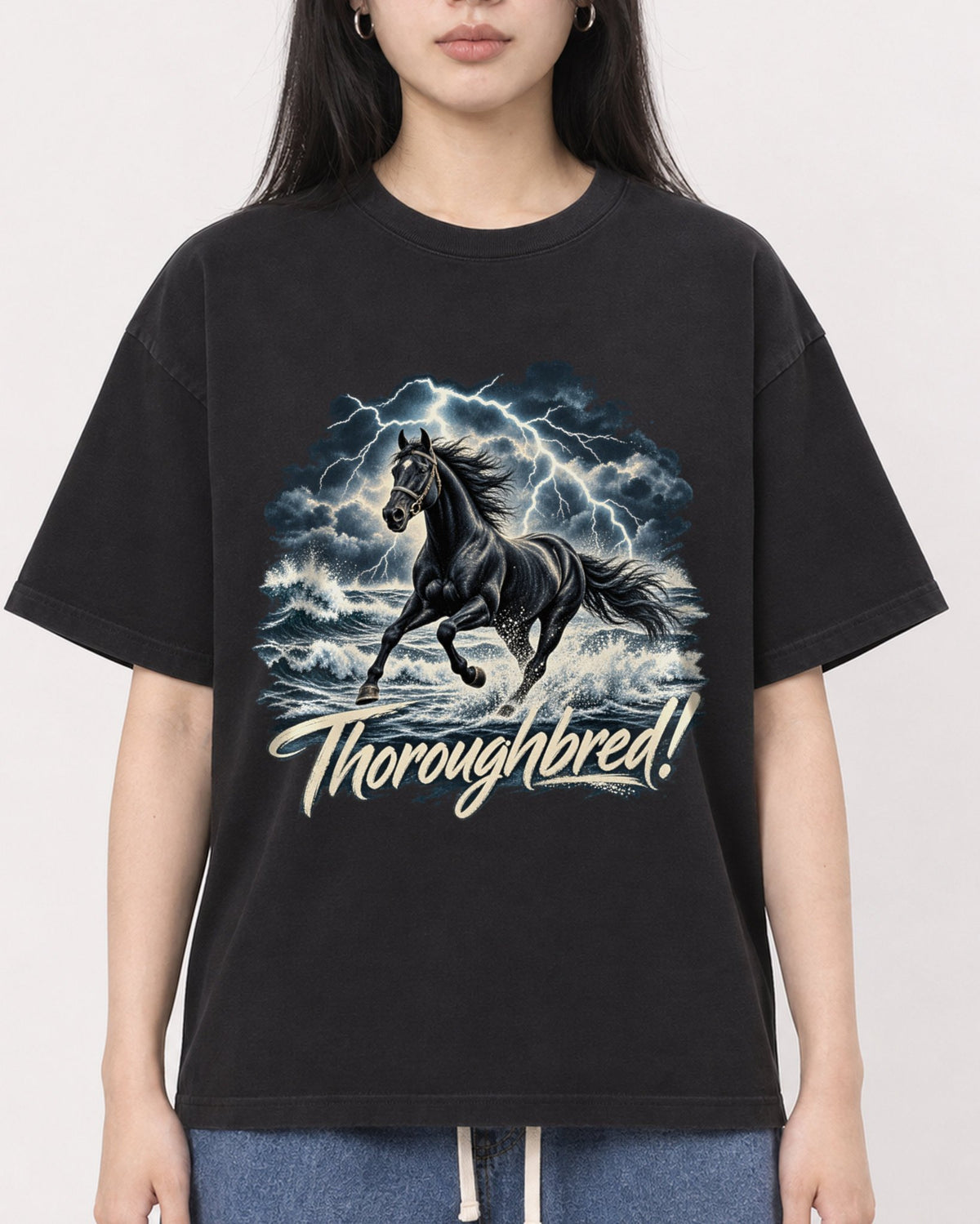 Mockup Boxy Heavyweight Tee Black female close-up 01