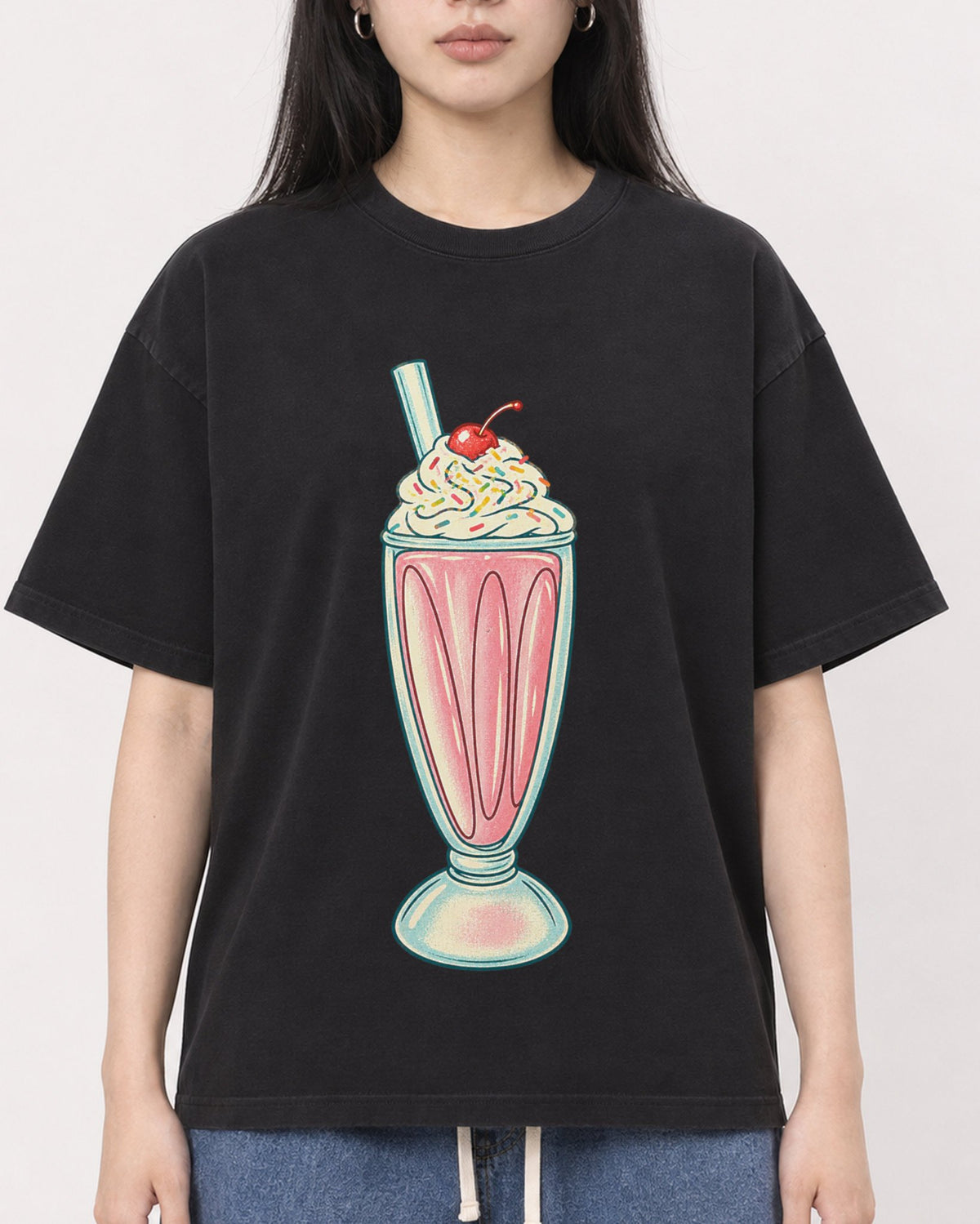 Mockup Boxy Heavyweight Tee Black female close-up 01