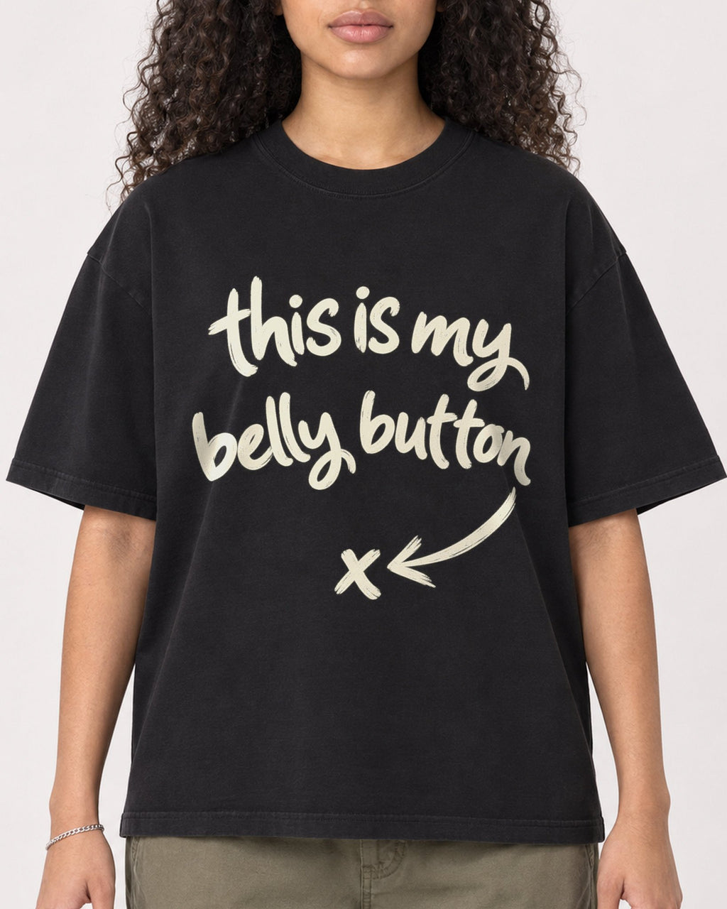 Mockup Boxy Heavyweight Tee Black female close-up 10