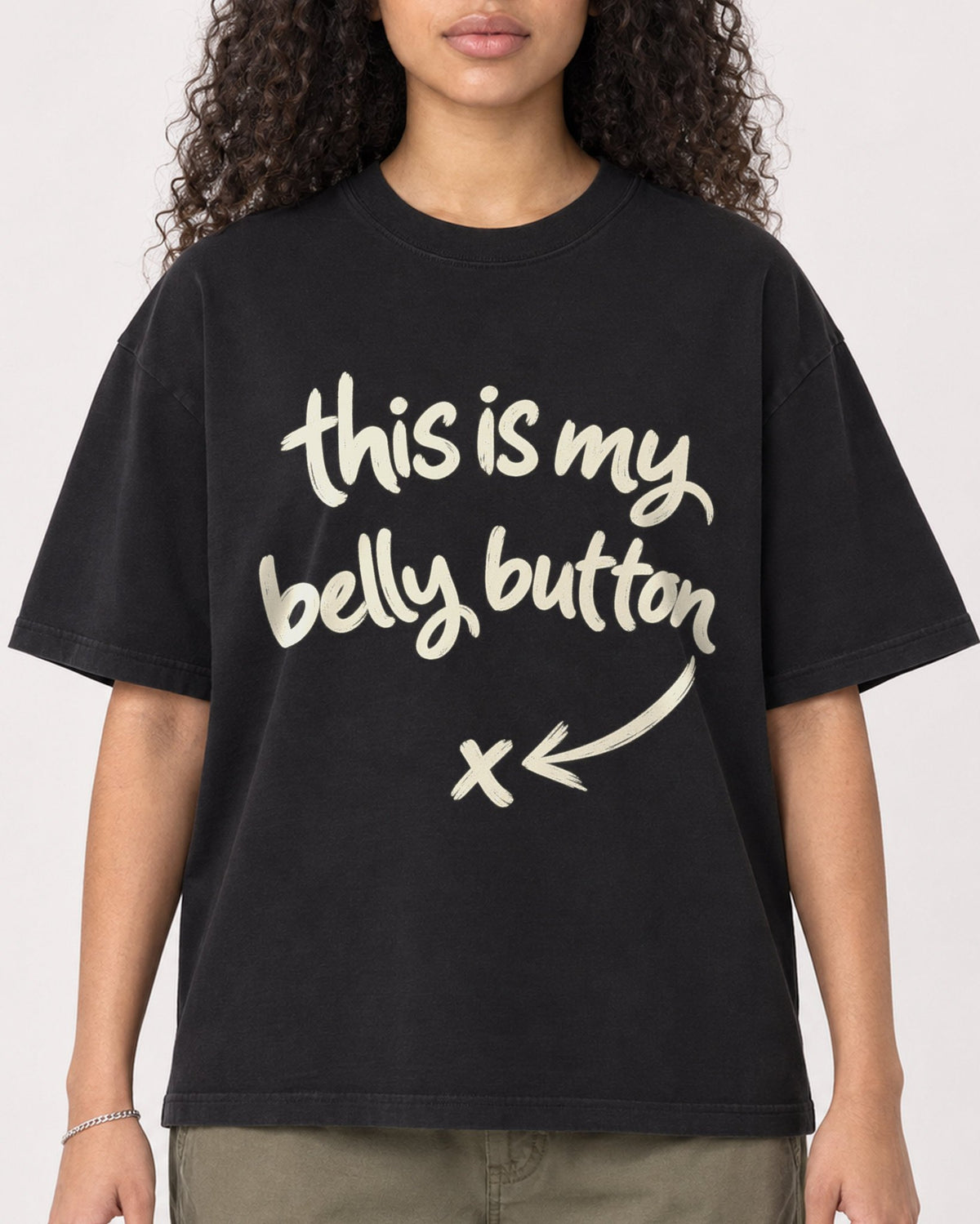 Mockup Boxy Heavyweight Tee Black female close-up 10