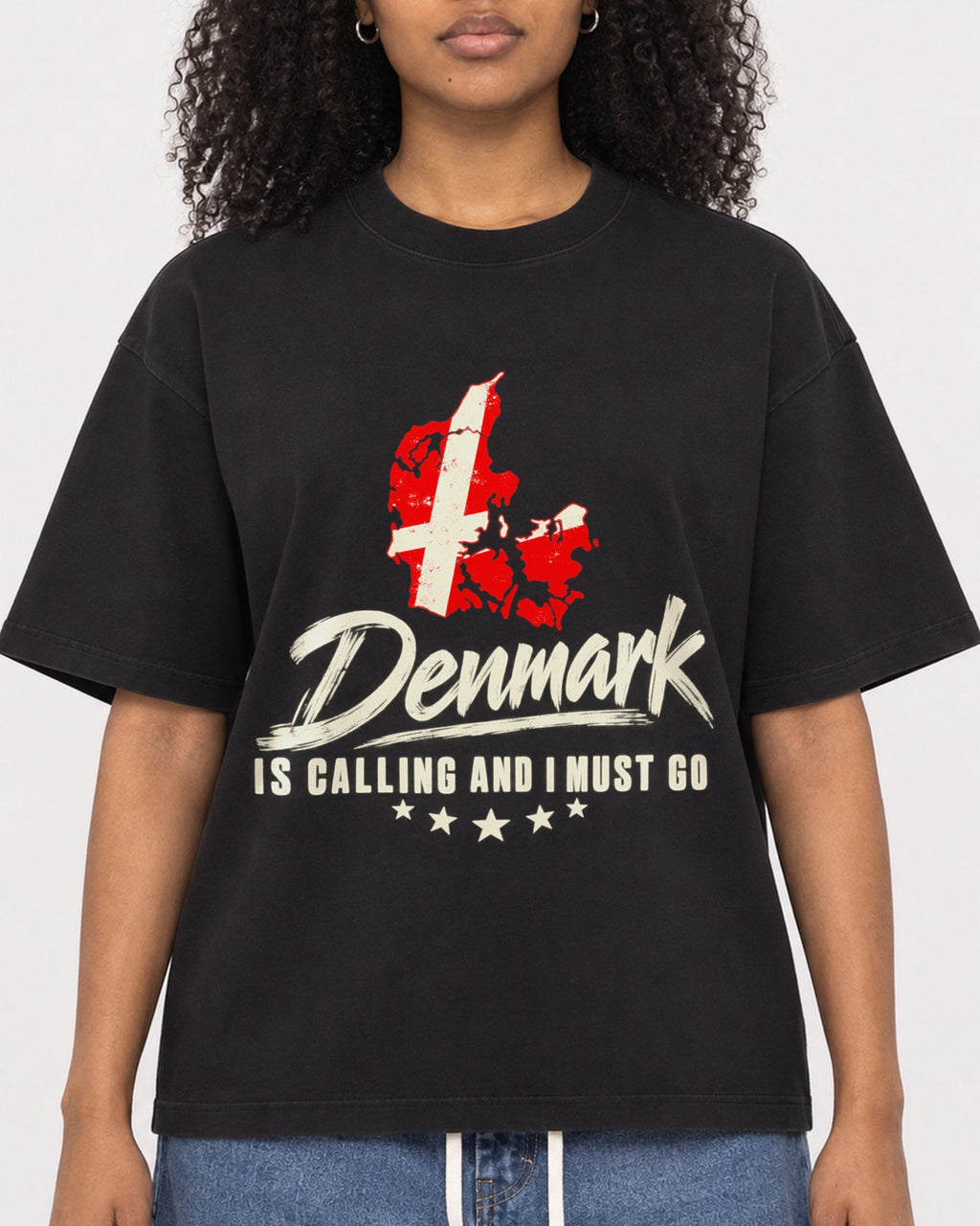 Mockup Boxy Heavyweight Tee Black female close-up 05