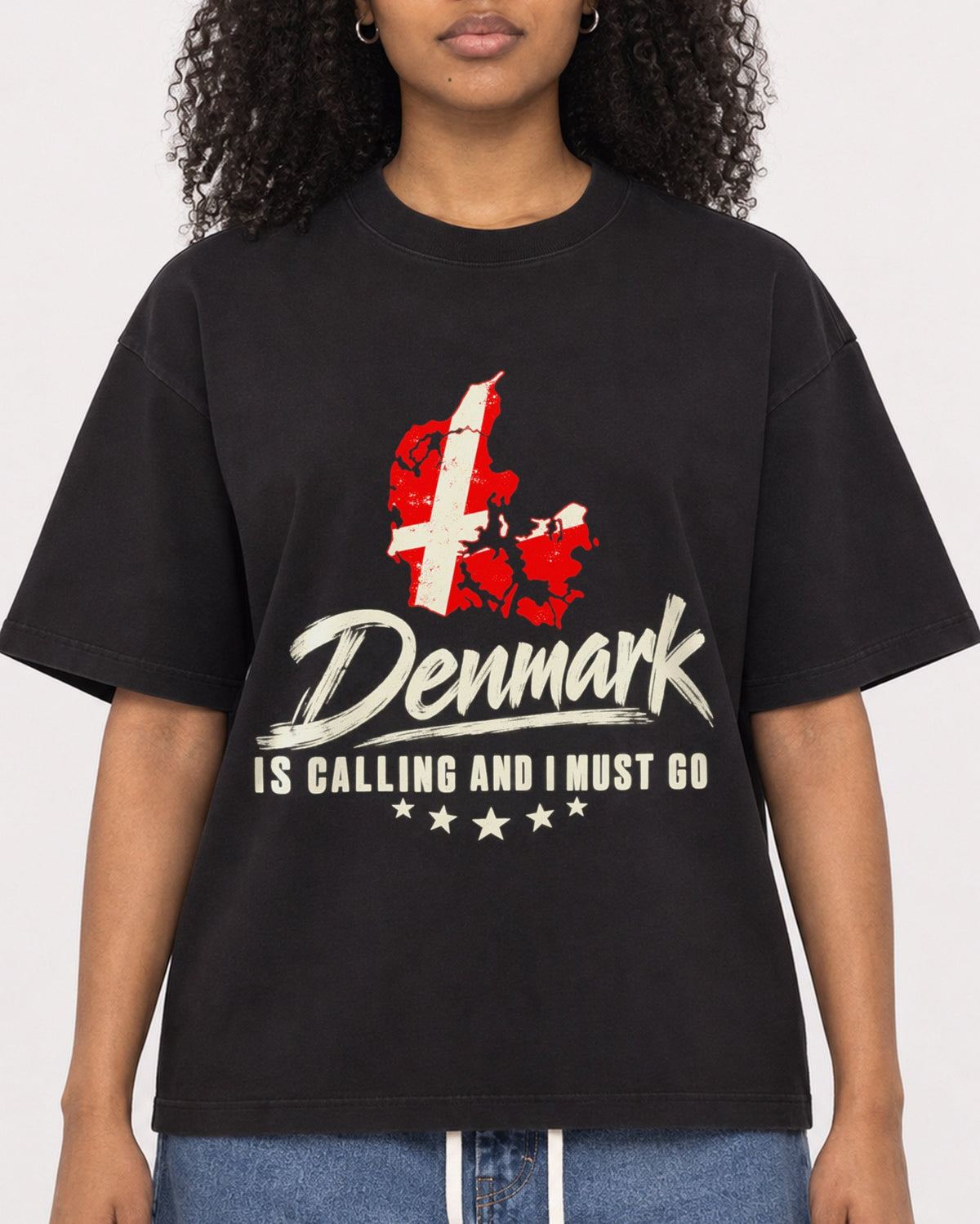 Mockup Boxy Heavyweight Tee Black female close-up 05