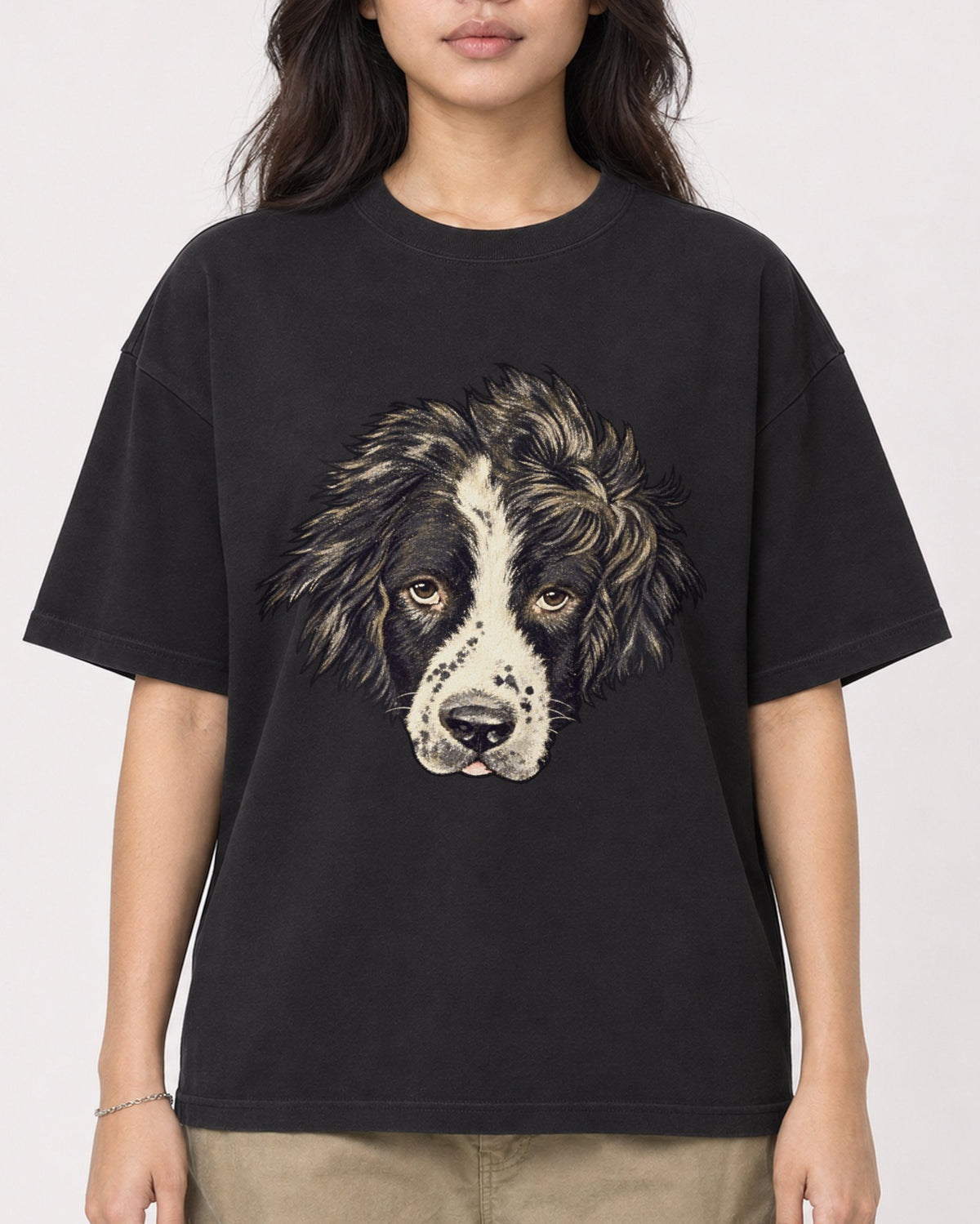 Mockup Boxy Heavyweight Tee Black female close-up 02