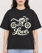 Mockup Boxy Heavyweight Tee Black female close-up 03