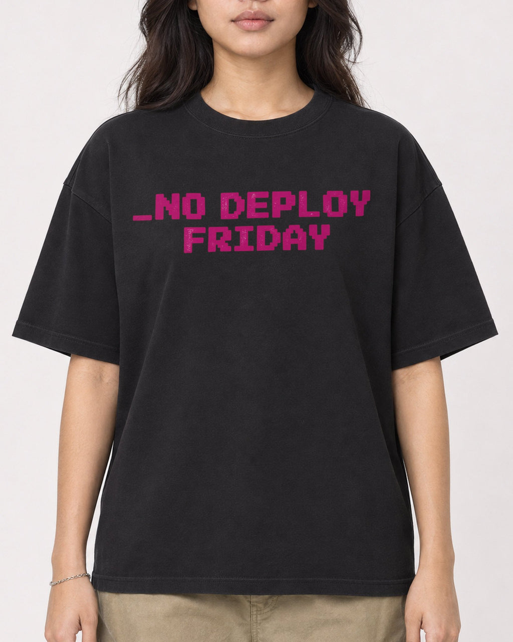 Mockup Boxy Heavyweight Tee Black female close-up 02